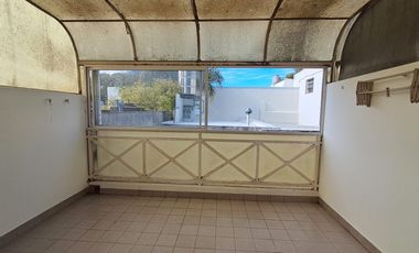 PH - Triplex en venta c/cochera, patio y terraza techada en Villa Urquiza S/exp