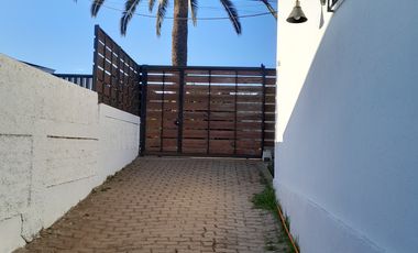 HERMOSA Y AMPLIA CASA , EN EXCLUSIVO SECTOR DE REÑACA