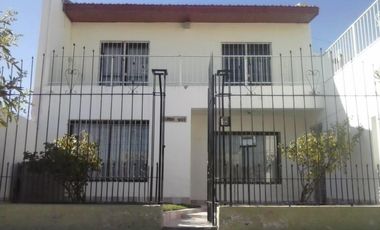 Casa ideal para Oficinas, Consultorios o Institutos! - Neuquén (5 privados, 3 baños)