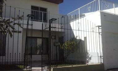 Casa ideal para Oficinas, Consultorios o Institutos! - Neuquén (5 privados, 3 baños)