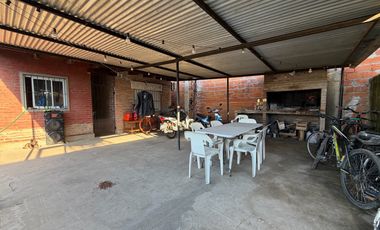 VENTA CASA 2 DORMITORIOS CON PARRILLERO EN ROLDAN
