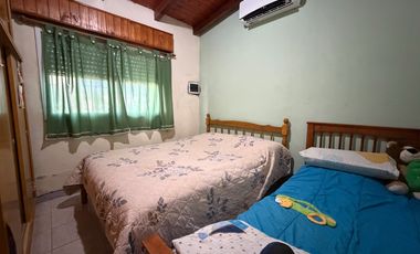 VENTA CASA 2 DORMITORIOS CON PARRILLERO EN ROLDAN