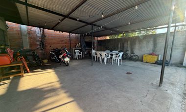 VENTA CASA 2 DORMITORIOS CON PARRILLERO EN ROLDAN