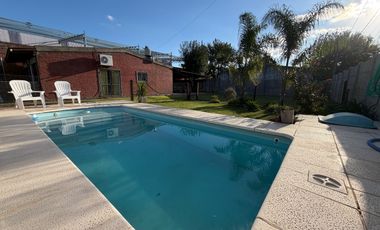 VENTA CASA 2 DORMITORIOS CON PARRILLERO EN ROLDAN
