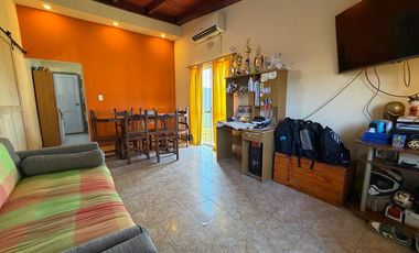 VENTA CASA 2 DORMITORIOS CON PARRILLERO EN ROLDAN