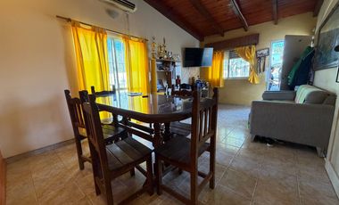 VENTA CASA 2 DORMITORIOS CON PARRILLERO EN ROLDAN