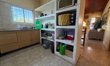 VENTA CASA 2 DORMITORIOS CON PARRILLERO EN ROLDAN