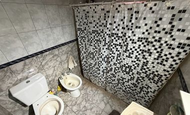 VENTA CASA 2 DORMITORIOS CON PARRILLERO EN ROLDAN
