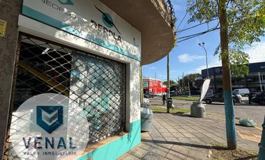 Venta Local Florida Oeste sobre esquina estratégica sobre Avenida, 78m2, sótano, con renta!