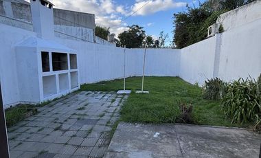 Alquiler casa 2 dormitorios con cochera, La Plata