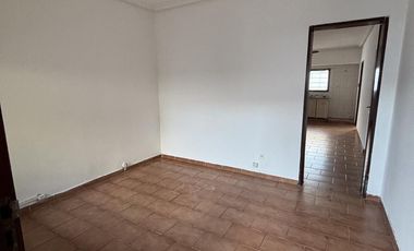 Alquiler casa 2 dormitorios con cochera, La Plata