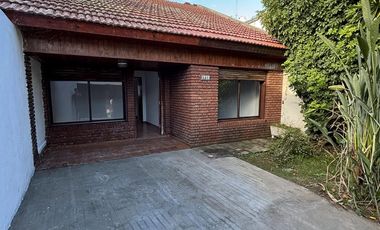 Alquiler casa 2 dormitorios con cochera, La Plata