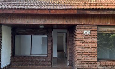 Alquiler casa 2 dormitorios con cochera, La Plata