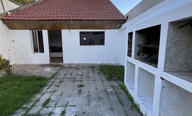 Alquiler casa 2 dormitorios con cochera, La Plata