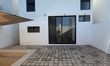 CASA EN RENTA CON PISCINA EN RESIDENCIAL SAC-UH, CERCA DE GRAN SANTA FE