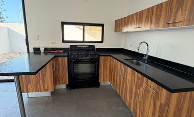 CASA EN RENTA CON PISCINA EN RESIDENCIAL SAC-UH, CERCA DE GRAN SANTA FE