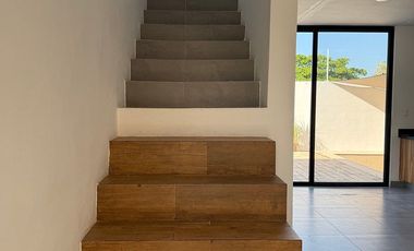 CASA EN RENTA CON PISCINA EN RESIDENCIAL SAC-UH, CERCA DE GRAN SANTA FE