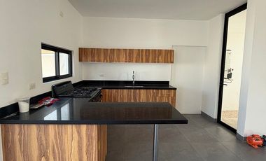 CASA EN RENTA CON PISCINA EN RESIDENCIAL SAC-UH, CERCA DE GRAN SANTA FE