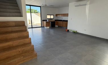 CASA EN RENTA CON PISCINA EN RESIDENCIAL SAC-UH, CERCA DE GRAN SANTA FE