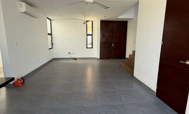 CASA EN RENTA CON PISCINA EN RESIDENCIAL SAC-UH, CERCA DE GRAN SANTA FE