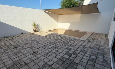 CASA EN RENTA CON PISCINA EN RESIDENCIAL SAC-UH, CERCA DE GRAN SANTA FE