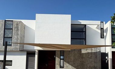 CASA EN RENTA CON PISCINA EN RESIDENCIAL SAC-UH, CERCA DE GRAN SANTA FE