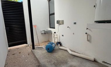 CASA EN RENTA CON PISCINA EN RESIDENCIAL SAC-UH, CERCA DE GRAN SANTA FE