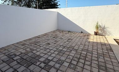 CASA EN RENTA CON PISCINA EN RESIDENCIAL SAC-UH, CERCA DE GRAN SANTA FE