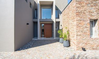 VENTA CASA - GOLFERS COUNTRY CLUB - PILAR