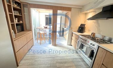 HERMOSO DEPARTAMENTO CON PEQUEÑO ANTEJARDÍN Y TERRAZA