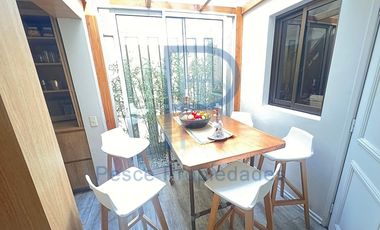 HERMOSO DEPARTAMENTO CON PEQUEÑO ANTEJARDÍN Y TERRAZA
