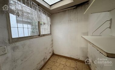 Exc. Zona, 3 Amb. en P.B ,2 Patios a 3/C de Av. Maipú.