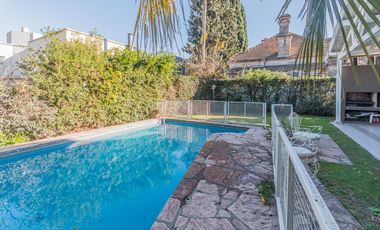 EN VENTA MIRAFLORES CASA SOBRE LOTE CENTRAL, JARDIN ,PILETA