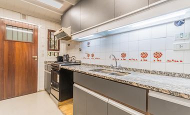EN VENTA MIRAFLORES CASA SOBRE LOTE CENTRAL, JARDIN ,PILETA