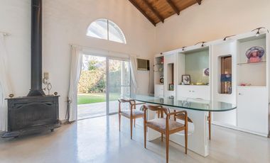 EN VENTA MIRAFLORES CASA SOBRE LOTE CENTRAL, JARDIN ,PILETA