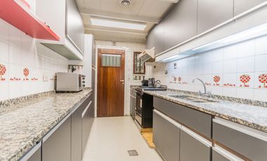 EN VENTA MIRAFLORES CASA SOBRE LOTE CENTRAL, JARDIN ,PILETA