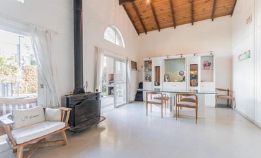 EN VENTA MIRAFLORES CASA SOBRE LOTE CENTRAL, JARDIN ,PILETA