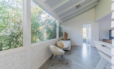 EN VENTA MIRAFLORES CASA SOBRE LOTE CENTRAL, JARDIN ,PILETA