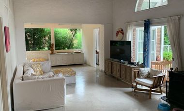 EN VENTA MIRAFLORES CASA SOBRE LOTE CENTRAL, JARDIN ,PILETA