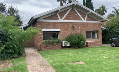 EN VENTA MIRAFLORES CASA SOBRE LOTE CENTRAL, JARDIN ,PILETA