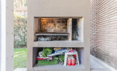 EN VENTA MIRAFLORES CASA SOBRE LOTE CENTRAL, JARDIN ,PILETA