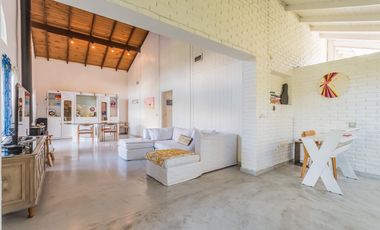 EN VENTA MIRAFLORES CASA SOBRE LOTE CENTRAL, JARDIN ,PILETA