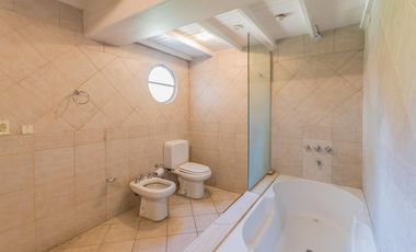 EN VENTA MIRAFLORES CASA SOBRE LOTE CENTRAL, JARDIN ,PILETA