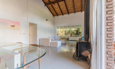 EN VENTA MIRAFLORES CASA SOBRE LOTE CENTRAL, JARDIN ,PILETA
