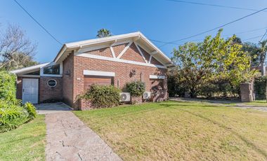 EN VENTA MIRAFLORES CASA SOBRE LOTE CENTRAL, JARDIN ,PILETA