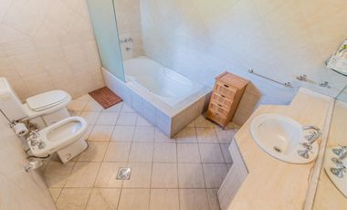EN VENTA MIRAFLORES CASA SOBRE LOTE CENTRAL, JARDIN ,PILETA