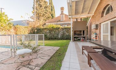 EN VENTA MIRAFLORES CASA SOBRE LOTE CENTRAL, JARDIN ,PILETA