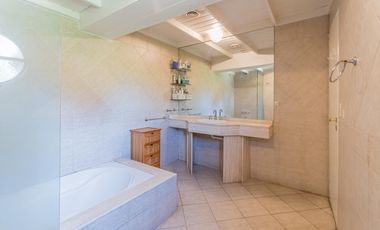 EN VENTA MIRAFLORES CASA SOBRE LOTE CENTRAL, JARDIN ,PILETA