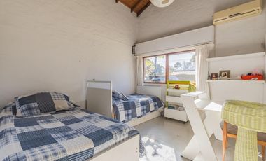EN VENTA MIRAFLORES CASA SOBRE LOTE CENTRAL, JARDIN ,PILETA
