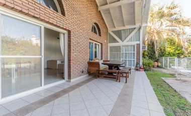 EN VENTA MIRAFLORES CASA SOBRE LOTE CENTRAL, JARDIN ,PILETA